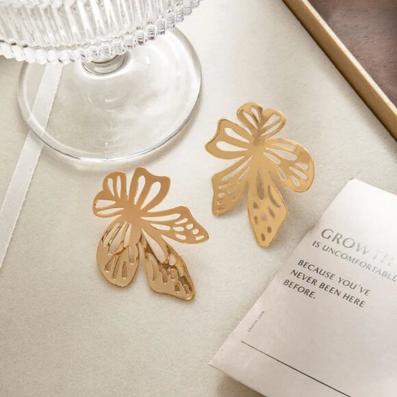 NEW 18K Gold Plated Bold Flower Petal Statement Earrings - Picture 4 of 5